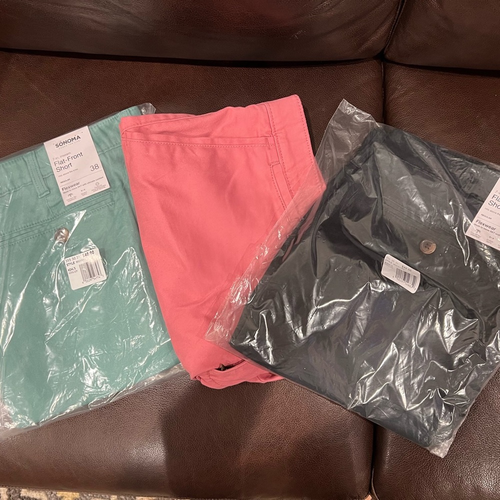 NWT SONOMA mens shorts in size 38.